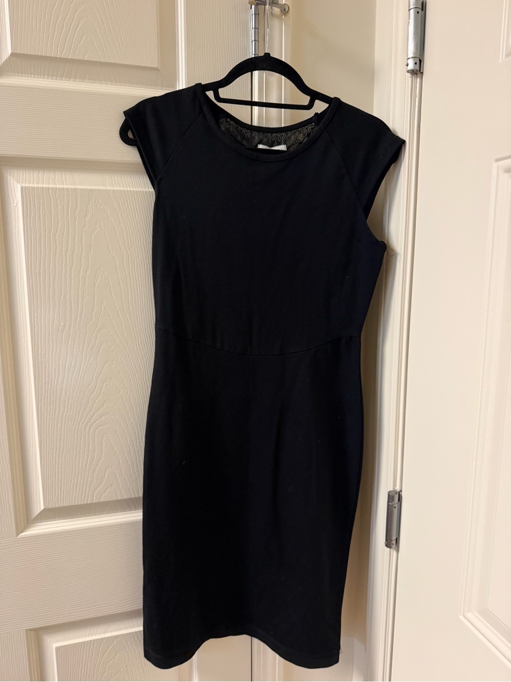 Carmen Marc Valvo Black Cap-Sleeve Midi Sheath Dress